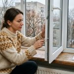Регулювання притиску стулки пластикового вікна для утеплення на зиму.